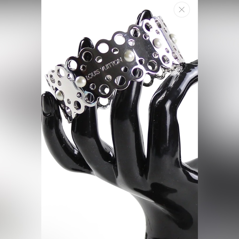 Louis Vuitton Silver and White pearls Cuff Bracelet S
